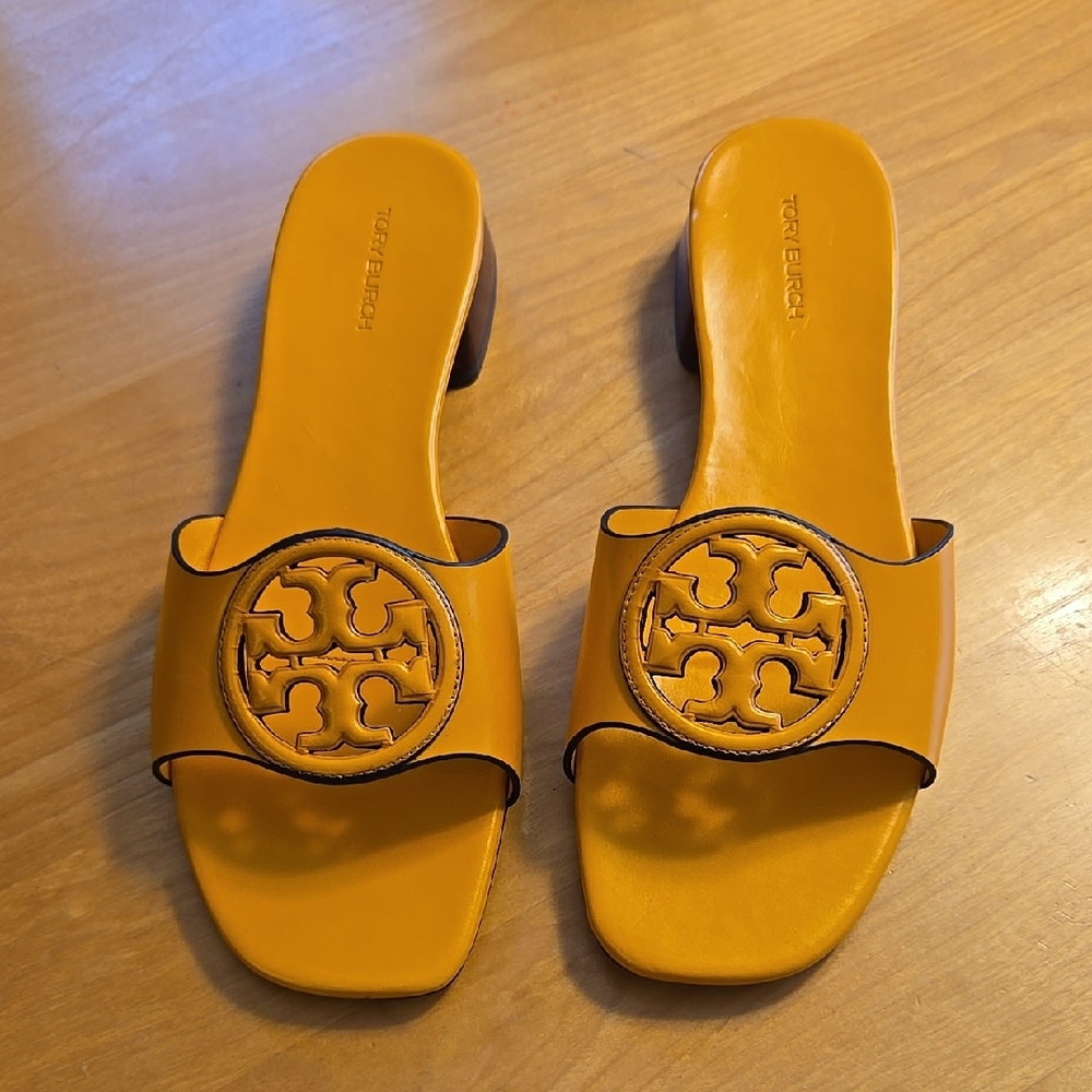 Tory Burch Sandals with Open Toe Design and Iconic Logo